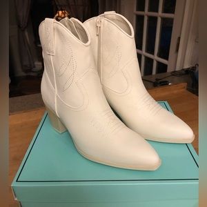 Cowboy boots (booties) white with side stitching, zipper Side